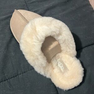 UGGS scuffette slippers never worn